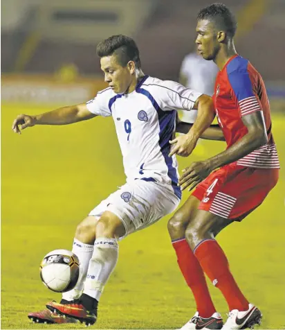  ??  ?? CRÍTICO. El delantero Rodolfo Zelaya trata de cubrir la pelota ante la marca del defensa panameño Roderick Miller.