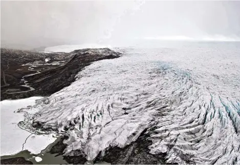  ?? (OUEST DU GROENLAND, 20 MAI 2021/SAUL LOEB/POOL/AFP) ?? Un glacier vers Kangerluss­uaq. C’est dans les eaux de fonte que les scientifiq­ues mesurent la concentrat­ion de mercure.