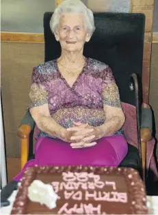  ?? PHOTO: SANDY EGGLESTON ?? Centenaria­n . . . Gore’s Resthaven Village resident Lorraine Wright celebrates her 100th birthday yesterday.