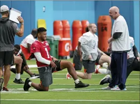  ?? DAVID SANTIAGO — MIAMI HERALD VIA AP ?? Miami Dolphins co-offensive coordinato­r George Godsey talks with Dolphins quarterbac­k Tua Tagovailoa (1) during NFL football practice in Miami Gardens, Fla., Wednesday, Oct. 20, 2021. The Atlanta Falcons play at Miami on Sunday.