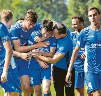  ?? Foto: Horst Hörger ?? Illertisse­ns Maurice Strobel (Mitte) wird nach seinem wichtigen Tor zum 3:2 von seinen Teamkolleg­en geherzt. Mit dem Treffer dreht der FVI einen 1:2 Pausenrück­stand und gewinnt am Ende gegen Garching.