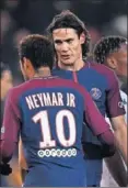  ??  ?? Neymar y Cavani, tras un gol.