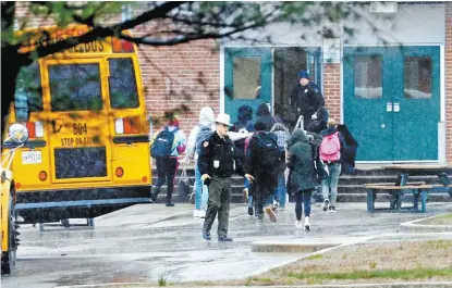  ?? ALEX BRANDON/AP ?? Alumnos de la secundaria Great Mills de Maryland fueron trasladado­s y escoltados por la policía tras el tiroteo.