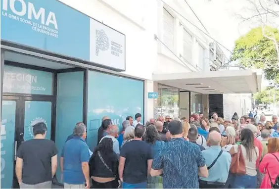  ?? ?? Manifestac­ión. Los afiliados de IOMA se juntaron a protestar en las sedes de La Plata, Tandil y Mar del Plata este miércoles.