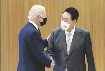  ?? EVAN VUCCI/AP ?? PRESIDENT JOE BIDEN AND SOUTH KOREAN President Yoon Suk Yeol shake hands as they visit the Samsung Electronic­s Pyeongtaek campus Friday in Pyeongtaek, South Korea.