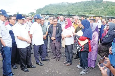  ?? Gambar JABATAN KETUA MENTERI ?? MUSA (tiga kiri) berjumpa dengan Pengerusi Persatuan Pemborong dan Peruncit Sayur Bumiputera Mariana Taliban (lima kanan) serta mendengar permasalah­an dari persatuan di pekan Kundasang kelmarin. Turut hadir, Masidi (kiri) Ewon (dua kiri) dan Joachim...