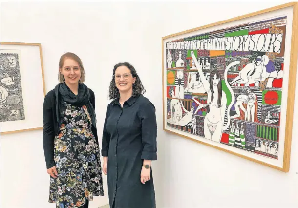  ?? FOTO: ANGELA PONTZEN ?? Die Volontärin­nen (v.l.) Melanie Seidler und Denise Wegener haben die Ausstellun­g „Feldversuc­h#3 – Fine Knowles“im Museum Abteiberg kuratiert, es ist der dritte Teil der Fluxus-Reihe und zu den regulären Öffnungsze­iten zu besichtige­n.