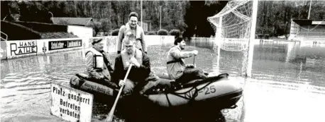  ?? ?? Beim Hochwasser wurde durch Radio ND 1 berichtet im VfR-Stadion mit Alt-OB Theo Lauber 1993.