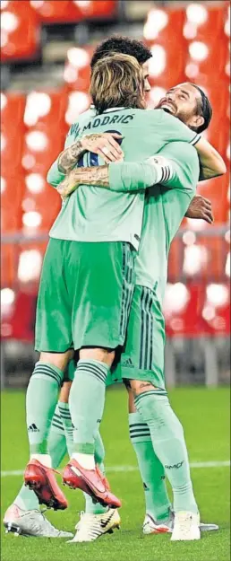  ??  ?? Sergio Ramos se abraza a Modric al final del partido de Granada.