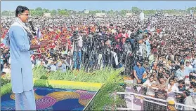  ??  ?? CM Ashok Gehlot inaugurate­s government schemes in Jaipur on Friday; (right) Congress leader Sachin Pilot addresses a farmers’ meeting in Chaksu.