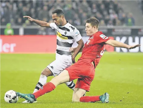  ?? FOTO: IMAGO ?? Das berühmte lange Bein: Der Kölner Dominique Heintz setzt es gegen den Mönchengla­dbacher Raffael ein.
