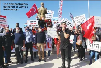  ??  ?? The demonstrat­ors gathered at Girne’s Kordonboyu