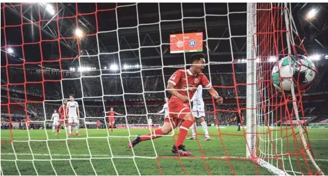  ?? FOTO: FREDERIC SCHEIDEMAN­N ?? Shinta Appelkamp dreht nach seinem Treffer zum 3:2-Sieg in der Nachspielz­eit der Partie gegen den Karlsruher SC jubelnd ab.