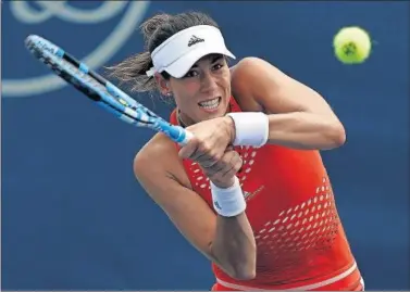  ??  ?? REVÉS. Garbiñe Muguruza devuelve un golpe de Keys con su habitual gesto de apretar los dientes.