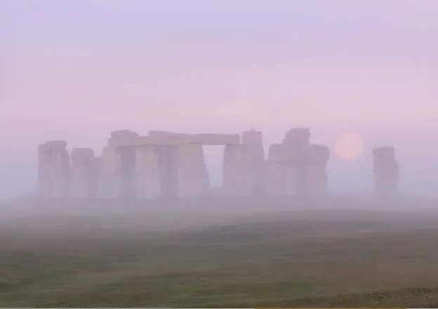  ??  ?? Above: Some landmarks already carry a sense of mystery. Here, Stonehenge is surrounded in a dense layer of fog that all but obscures the low sun, which only adds to the enchanted feeling.