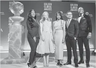  ?? — Gambar AFP ?? UMUM: Duta Golden Globe Isan Elba (kiri) bersama pelakon-pelakon (dari dua kiri) Leslie Mann, Danai Gurira, Christian Slater dan Terry Crews semasa pengumuman calon-calon Anugerah Golden Globe ke-76 di Beverly Hills, California, pada 6 Disember 2018 lepas.