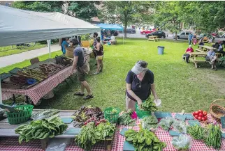  ?? DARIO AYALA, MONTREAL GAZETTE FILES ?? Shoppers browse among tables of produce for sale at the NDG Food Depot outdoor market in this June 2015 photo.