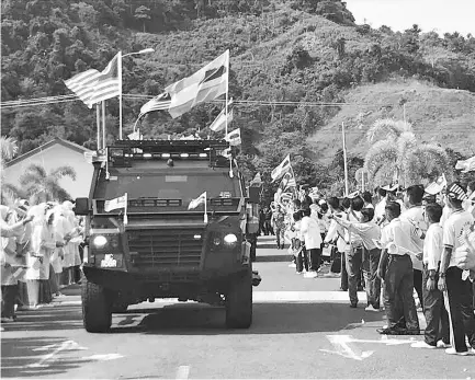  ??  ?? Students in SMK Terusan welcoming the ESSCom convoy in conjunctio­n with Independen­ce Day celebratio­n yesterday.