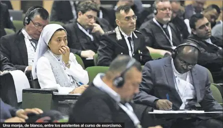  ?? FRANCO ORIGLIA / REUTERS / TONI GENTILE ?? Una monja, de blanco, entre los asistentes al curso de exorcismo.