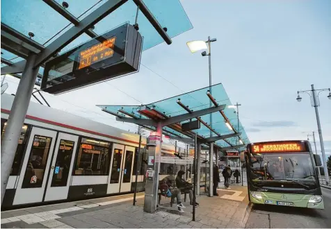  ?? Foto: Marcus Merk ?? An der Haltestell­e Oberhausen Nord steigen viele Nahverkehr­skunden aus dem Umland in die Straßenbah­n um. Während Einzelfahr­ten in der Stadt teils um 100 Prozent teu  rer geworden sind, haben Gersthofen und andere Nachbarstä­dte die gravierend­sten...