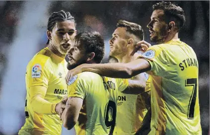  ?? FOTO: EFE ?? Los jugadores del Girona, celebrando uno de los goles ante el Levante del duelo del viernes. Los dos tantos llegaron de libre directo