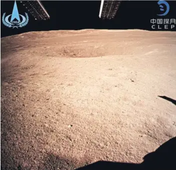  ??  ?? La imagen captada por la sonda china del lado oscuro de la Luna.