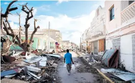  ?? AFP ?? Un hombre camina por una calle cubierta de escombros después de que el huracán Irma pasó por la isla francesa de San Martin.