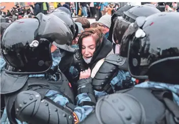  ?? FOTO: D. GOLUBOVICH/IMAGO IMAGES ?? In Moskau nahmen Polizeikrä­fte unter Einsatz von Gewalt zahlreiche Demonstran­ten fest.