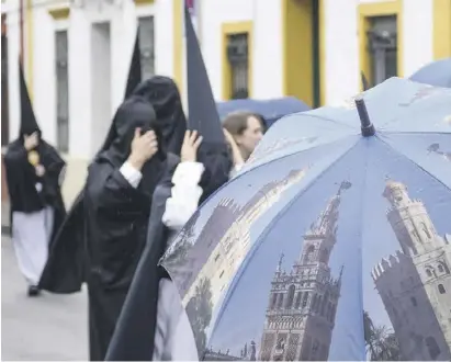  ?? Foto: EFE ?? Statt mit Kerzen, Kreuzen oder Statuen, „prozessier­ten“viele Nazarener mit Regenschir­men.