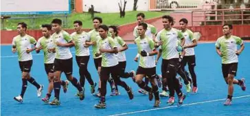  ??  ?? SKUAD hoki remaja negara ketika menjalani latihan.