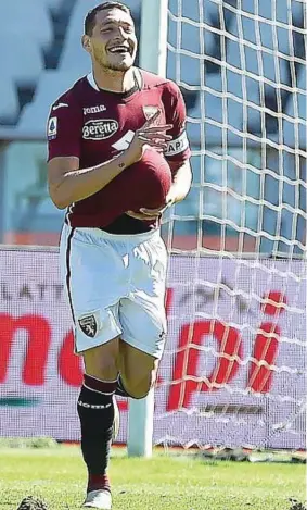  ??  ?? L’annuncio Andrea Belotti, 26 anni, esulta «annunciand­o» l’arrivo di Vittoria nel 2021