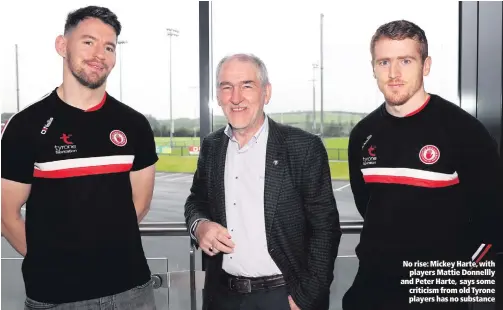  ??  ?? No rise: Mickey Harte, withplayer­s Mattie Donnellly and Peter Harte, says some criticism from old Tyrone players has no substance