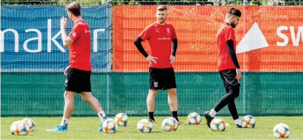  ?? Foto: imago images/Holger John ?? Während andere Teams schon länger trainieren dürfen, übt der HFC mit Jannes Vollert, Mathias Fetsch und Antonios Papadopoul­os (v.l.) erst seit Sonntag, und nur in Fünfergrup­pen.