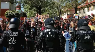  ?? FOTO: KAI MUDRA ?? In der Erfurter Viktor-Scheffel-Straße steckten bis zu  Demonstran­ten für etwa anderthalb Stunden nach einem Stopp fest. Mindestens ein Auto soll beschädigt worden sein. Mangels Toiletten seien Vorgärten genutzt worden.