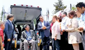  ??  ?? El gobernador Silvano Aureoles afirmó que su administra­ción trabaja en la entrega de ambulancia­s a cada uno de los 113 municipios, así como de vehículos de apoyo para los DIF.