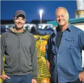  ??  ?? Mathieu Gallant et son père Denis, de Grande-Digue, pêchent ensemble depuis une dizaine d’années. On les voit ici quelques minutes avant le lancement de la pêche au homard. Acadie Nouvelle: Jean-Marc Doiron