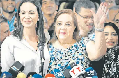  ?? / Fotos AFP ?? María Corina Machado acompaña a la filósofa Corina Yoris quien es ahora la carta que jugará la oposición venezolana para enfrentar en las elecciones presidenci­ales de julio a Nicolás Maduro.