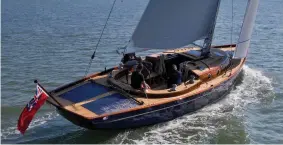  ??  ?? A destra e in alto il nuovo Spirit Yachts 44 CRe. Lunga 13,40 m e larga 3,30, la barca ha pozzetto centrale, è armata a sloop e possiede le linee tipiche delle barche d’epoca.