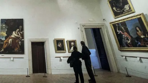  ??  ?? Allestimen­to Accanto, la mostra «Mediterran­eo in chiaroscur­o». In basso a destra, il ritratto del senatore romano Rezzonigo del lucchese Pompeo Batoni. A sinistra, il Pantheon