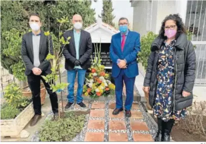  ?? M. C. ?? Antonio Moreno Ferrer, Jesús Pérez Atencia, Luis Ortega y Cynthia García, ayer, en la ofrenda floral celebrada ante la tumba de María Zambrano en el cementerio de Vélez-Málaga.