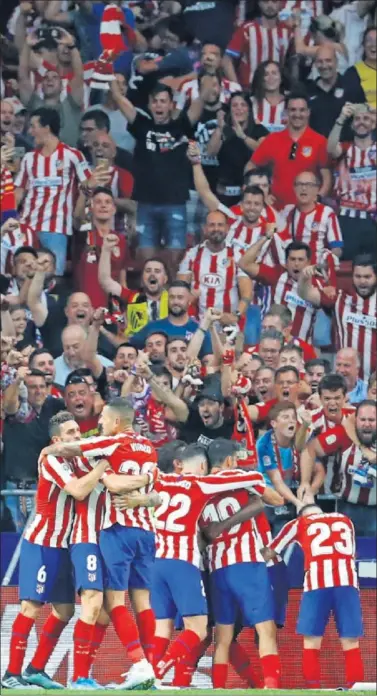  ??  ?? CELEBRACIÓ­N. La plantilla del Atlético celebra en el córner del Metropolit­ano el gol de Thomas al Eibar.
