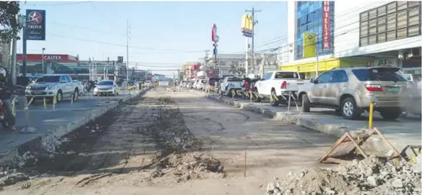  ?? PHOTOS COURTESY OF EDUARD ESPELLOGO JR. ?? The Circumfere­ntial Road near Burgos Street in Barangay Villamonte, Bacolod City is currently under rehabilita­tion. Only two of the road’s four lanes are currently passable to vehicular traffic.