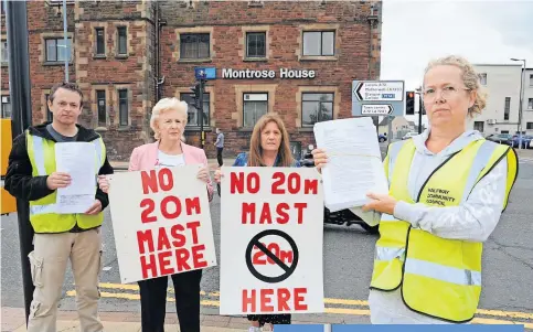  ??  ?? Furious Liisa Hepworth (right) with residents and community council members campaignin­g against the mast