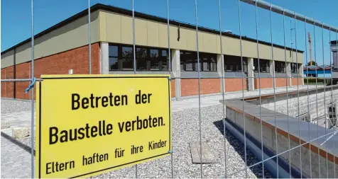  ?? Foto: Barbara Würmseher ?? Eine der größeren Investitio­nen im laufenden Haushaltsj­ahr in Tapfheim betrifft die Sanierung der Sporthalle an der Schule. Dort soll der zweite Bauabschni­tt heuer 700 000 Euro kosten.