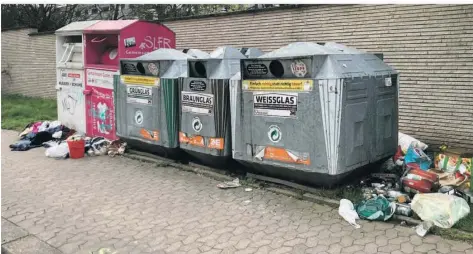  ?? FOTO: FISCHER ?? Neben dem Altglas- und Altkleider-Container in der Keplerstra­ße in Alt-Saarbrücke­n, vis-a-vis dem Umweltmini­sterium, liegt ganz viel Müll.