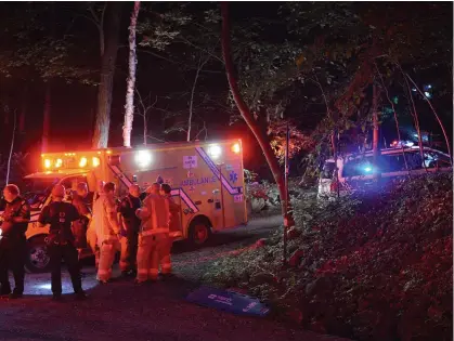  ?? PHOTO D’ARCHIVES ?? Une longue opération pour évacuer l’homme des bois a été effectuée par l’équipe d’interventi­on en sauvetage en hauteur du service de pompiers de Montréal, mais son décès a été constaté sur place.