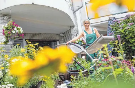  ?? FOTO: CHRISTIN KLOSE/DPA ?? Raus in den Garten mit dem Liegestuhl und am besten gleich reinigen für den ersten Einsatz.