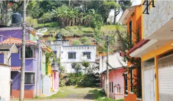  ??  ?? En la colonia donde vive la mujer las casas están enrejadas. Ella dice que dejará de ser tan amable con todos.