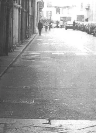  ??  ?? In biciUna foto classica di monsignor Antonio FappaniLo si vedeva spesso pedalare per le strade del centro storico in sella alla sua bicicletta