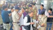  ?? PRABHAKAR SHARMA /HT PHOTO ?? ■
Congress MLAs from Madhya Pradesh leave for Bhopal from Jaipur’s Sanganer Airport on Sunday.